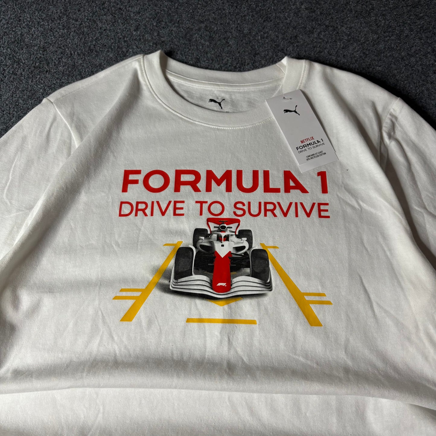 Puma x Fórmula 1 drive to survive tee