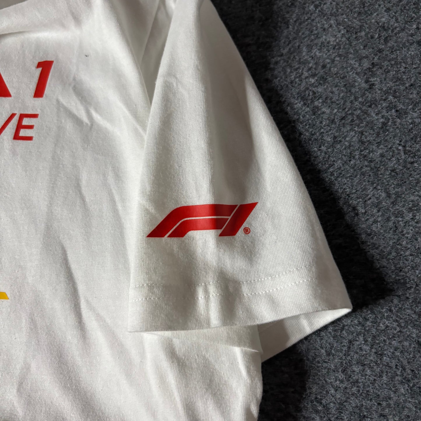 Puma x Fórmula 1 drive to survive tee