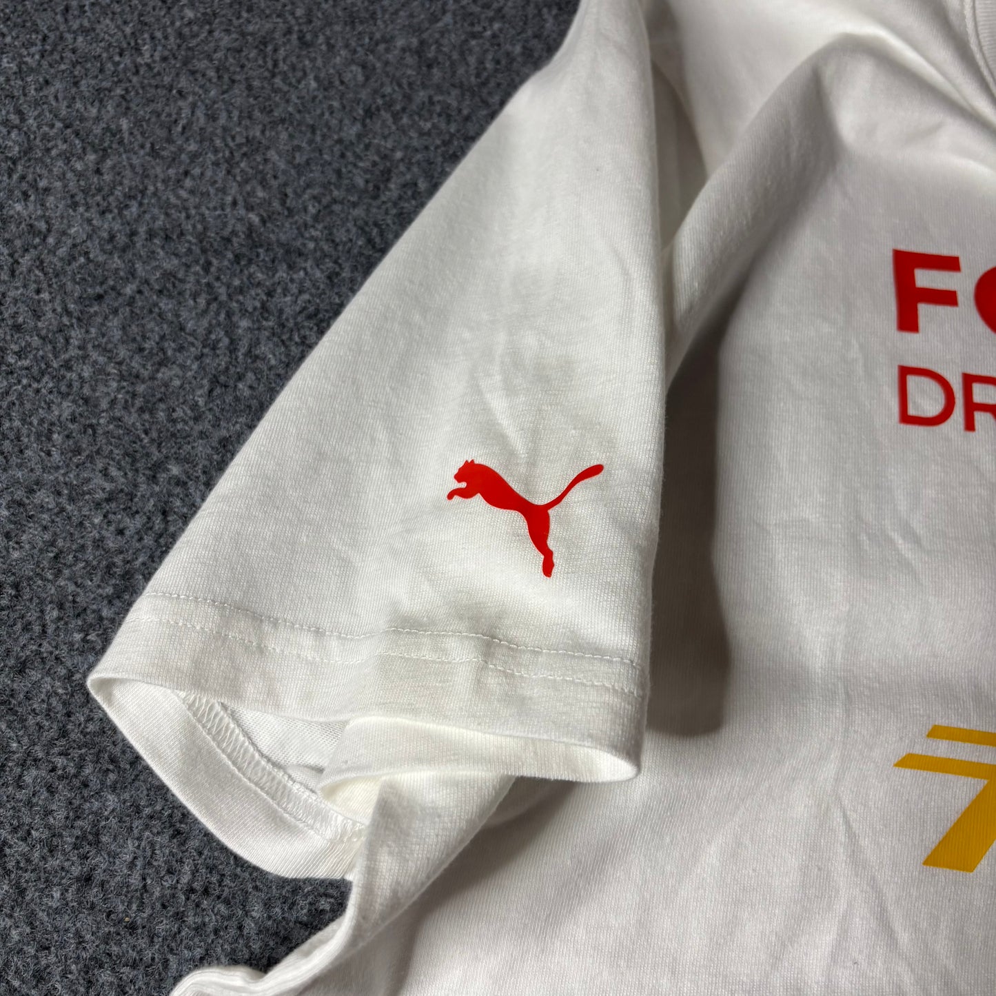 Puma x Fórmula 1 drive to survive tee