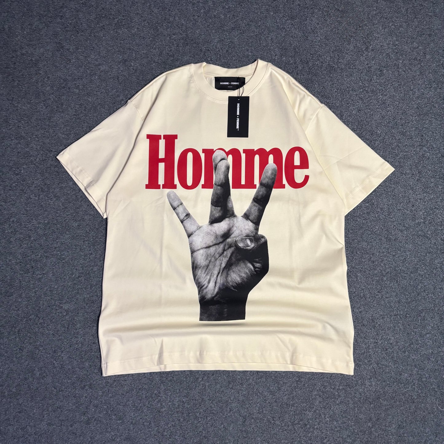 Homme Femme twisted fingers beige red tee