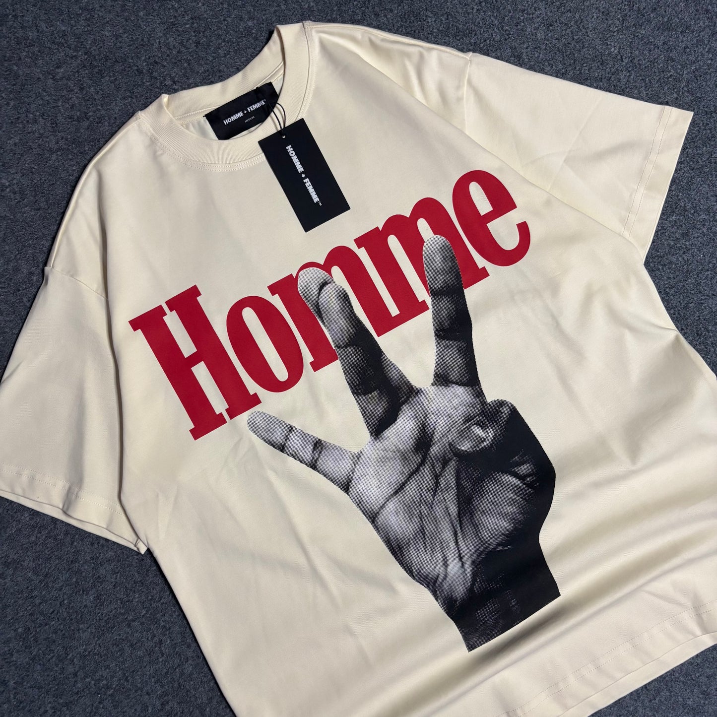 Homme Femme twisted fingers beige red tee