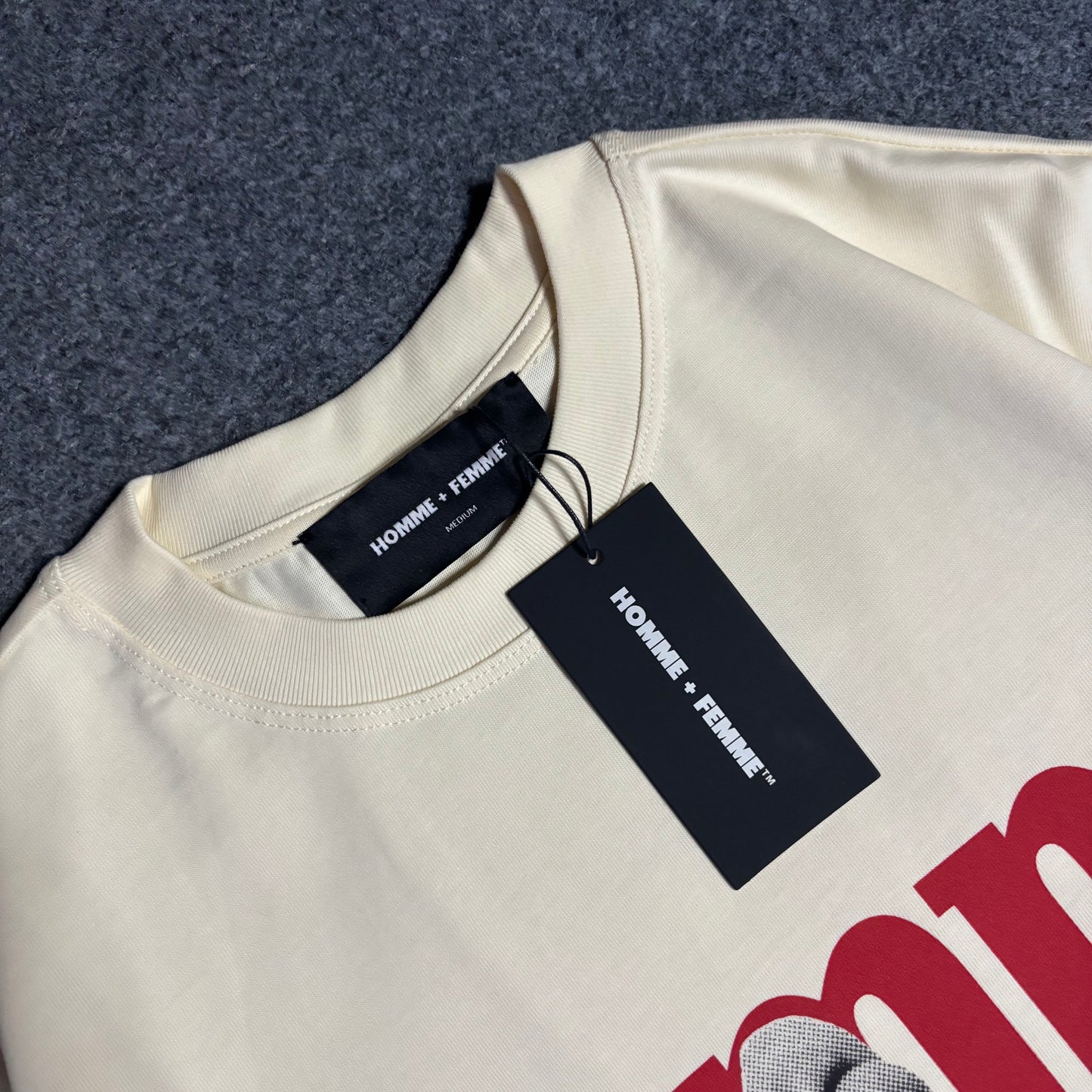 Homme Femme twisted fingers beige red tee
