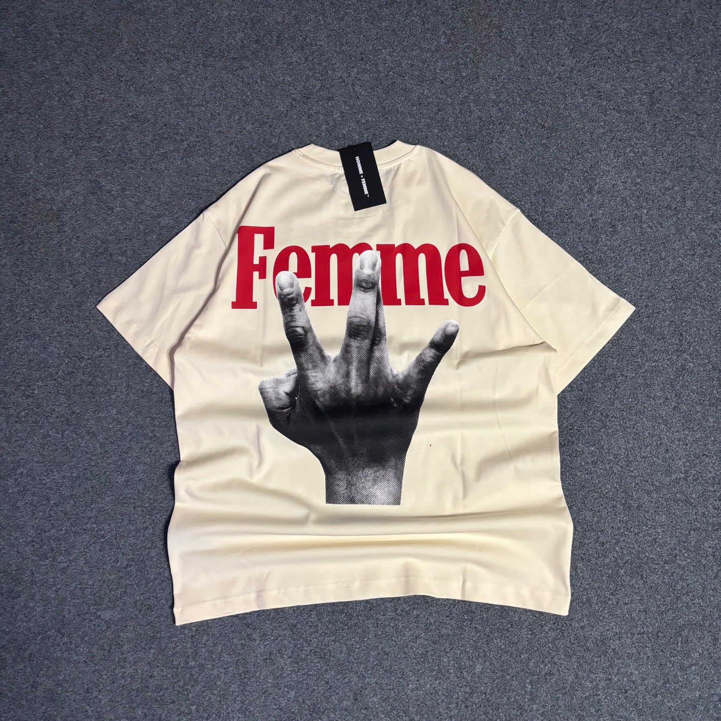 Homme Femme twisted fingers beige red tee