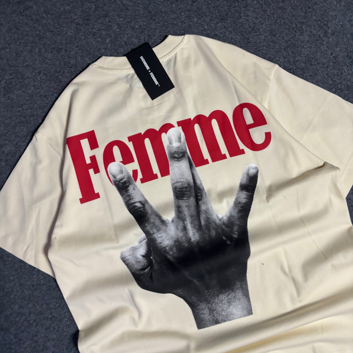 Homme Femme twisted fingers beige red tee
