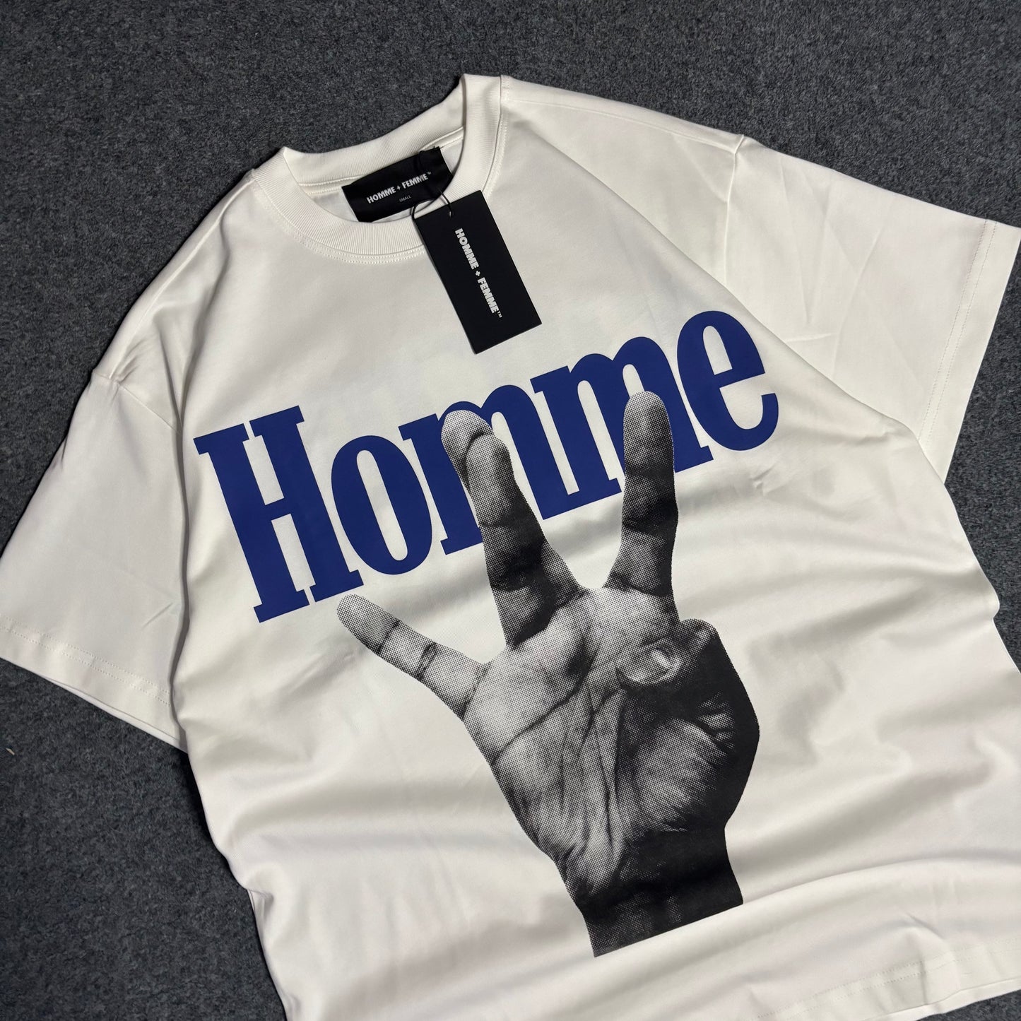 Homme Femme twisted fingers white blue tee